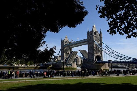 Queue to see Queen with Tower Bridge open