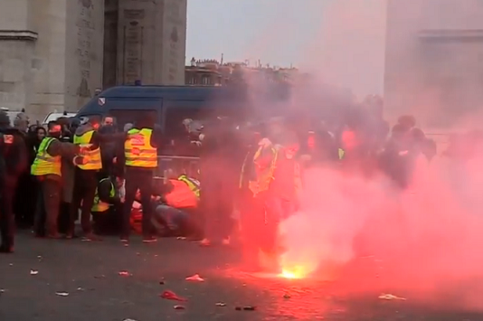 Paris yellow jacket protest
