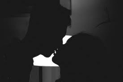 couple kissing silhouette