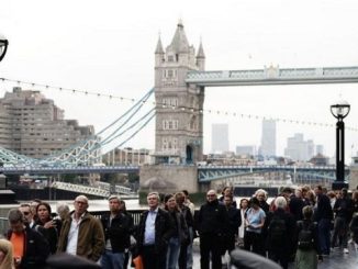 Queue to see Queen reaches Tower Bridge