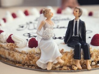 bride and groom cake