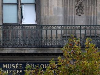 Louvre museum stolen jewels window