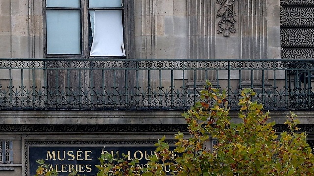 Louvre museum stolen jewels window