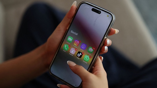 mobile phone social media